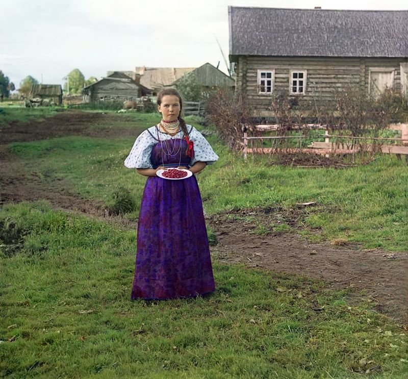 Девушка с земляникой. Деревня Топорня. Вологодская губерния, 1909 год