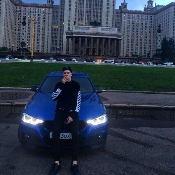 Мажор на BMW катался по тротуару у самого Кремля
