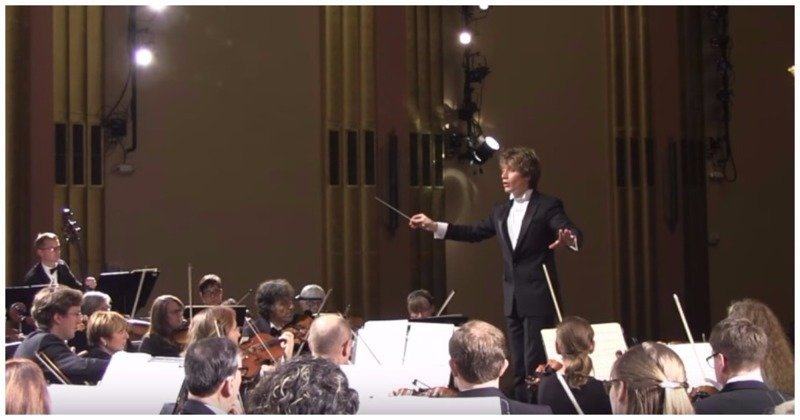 Зрительница спросонья вскрикнула во время исполнения оркестром "Жар-птицы" Стравинского