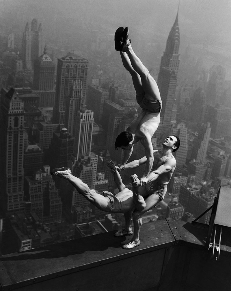 Акробаты на крыше небоскреба Эмпайр-стейт-билдинг, 1934 год.