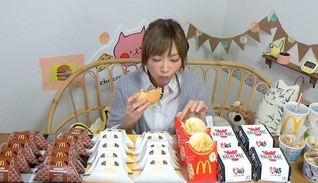 Видео: японка съедает целую кучу фастфуда за один присест