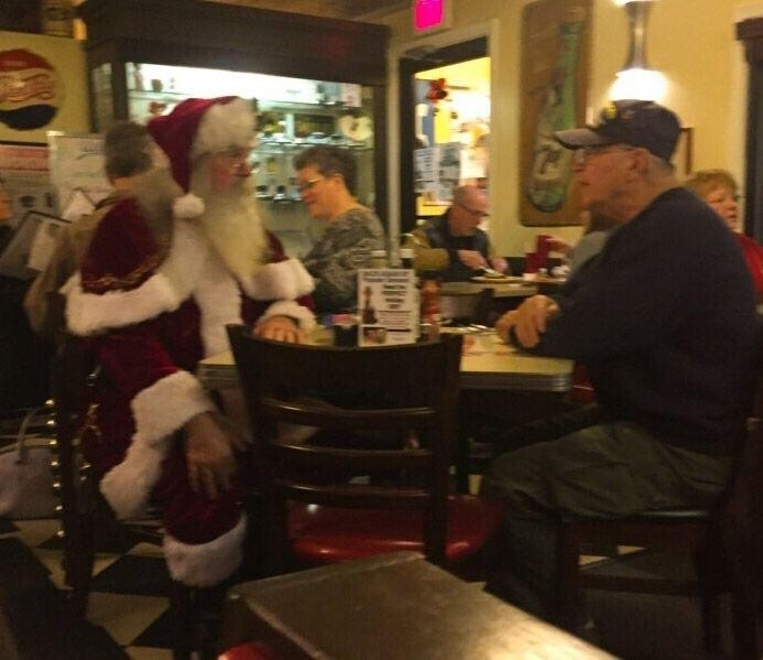 Санта в кафе