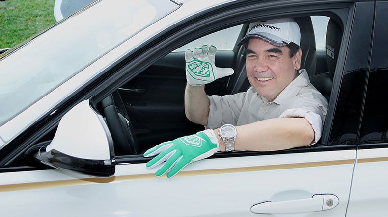 Король дрифта. Президент Туркмении прокатился на спортивном BMW
