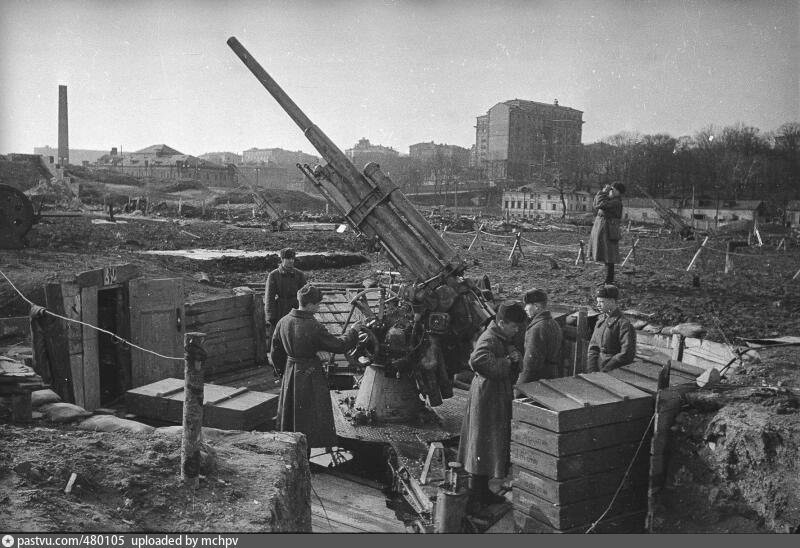 Зенитный расчет около Николоямской набережной 1942г.