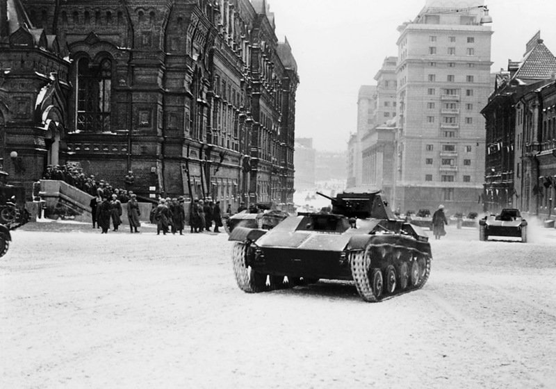 Танки Т-60 33-й танковой бригады на параде 7 ноября 1941 года