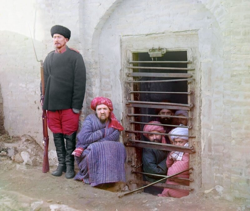 Зиндан (традиционный тюрьма Центральной Азии) с заключенным и охранником в смешанной бухарско-российской форме, около 1905—1950 годов