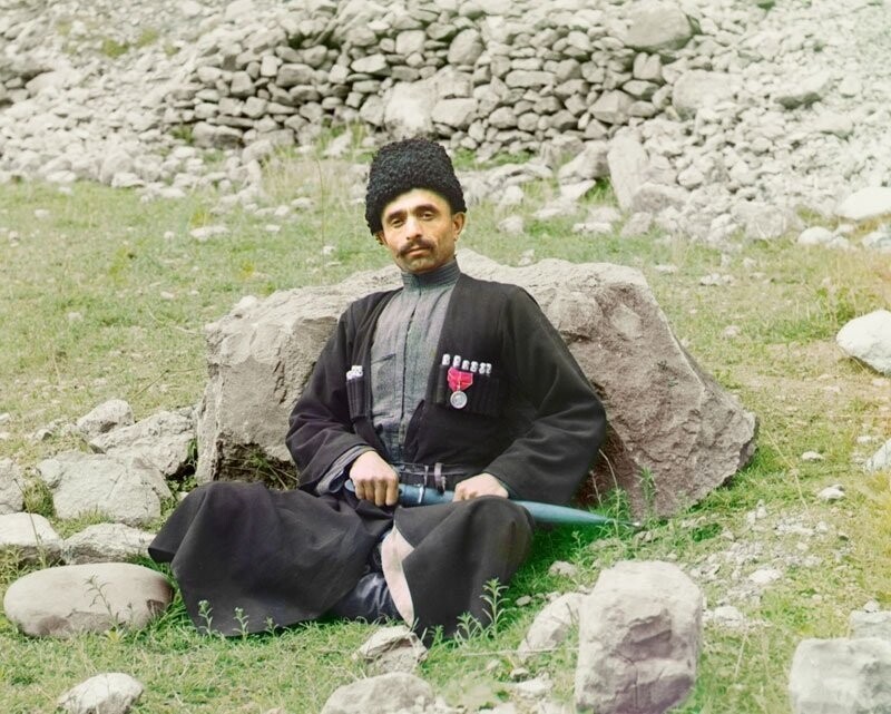 Дагестанец в традиционной одежде с медалью и кинжалом, 1904 год
