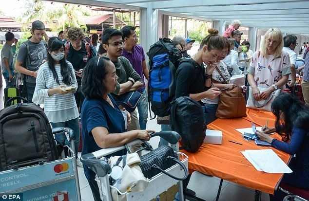 Из-за извержения вулкана Агунг 120 тысяч туристов не могут вылететь с Бали