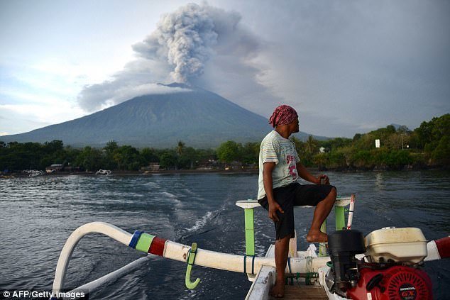 Из-за извержения вулкана Агунг 120 тысяч туристов не могут вылететь с Бали