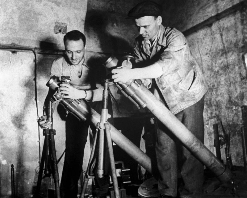 Рабочие за сборкой 82-мм минометов образца 1937 года (БМ-37) в цеху Севастопольского подземного  военного спецкомбината №1.  Источник: pobeda.tassphoto.com.