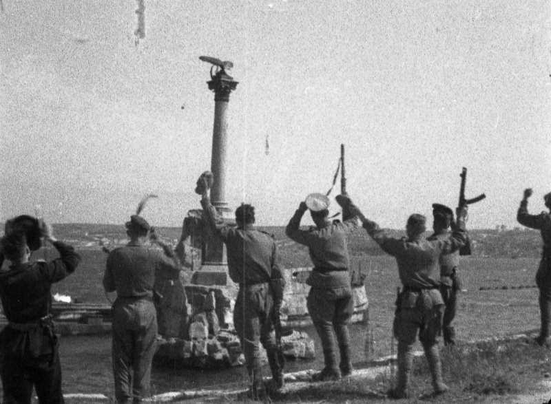 Советские бойцы в освобожденном Севастополе салютуют у памятника затопленным кораблям.  Источник: sevmuseum.ru.
