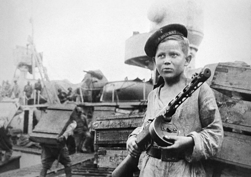 Молодой юнга лидера эсминцев «Ташкент» Боря Кулешин с пистолетом-пулеметом ППШ несет вахту.