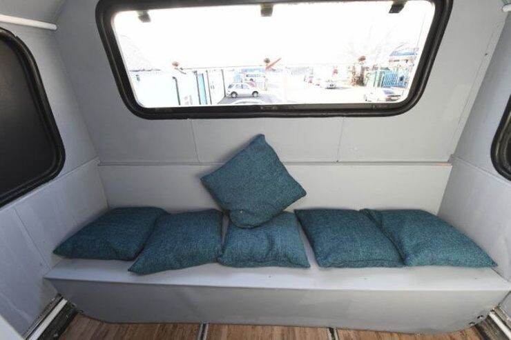 В Британии двухэтажный автобус превратился в ночлежку для бездомных