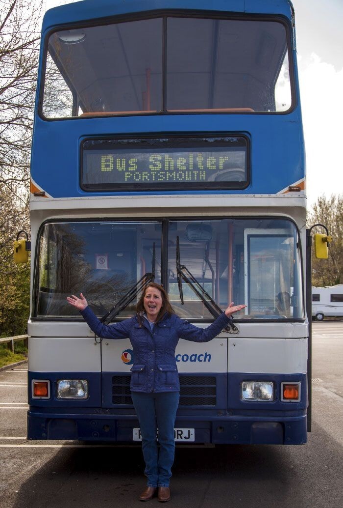 В Британии двухэтажный автобус превратился в ночлежку для бездомных