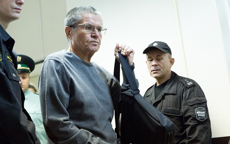 Прокурор отжал 22 килограмма 100-долларовых банкнот, подаренных Сечиным