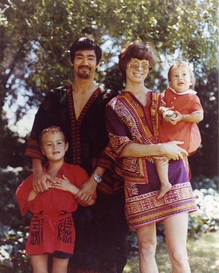 Брюс и Линда Ли на отдыхе с детьми Брэндоном и Шэннон, 60-е