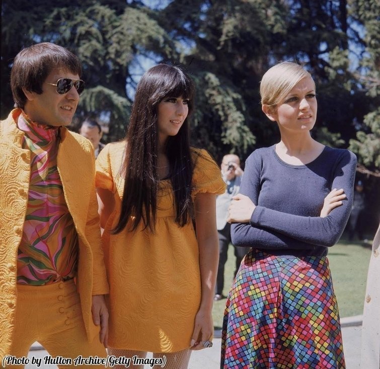 Сонни Боно, Шер и Твигги на вечеринке под открытым небом в честь манекенщицы, 1967
