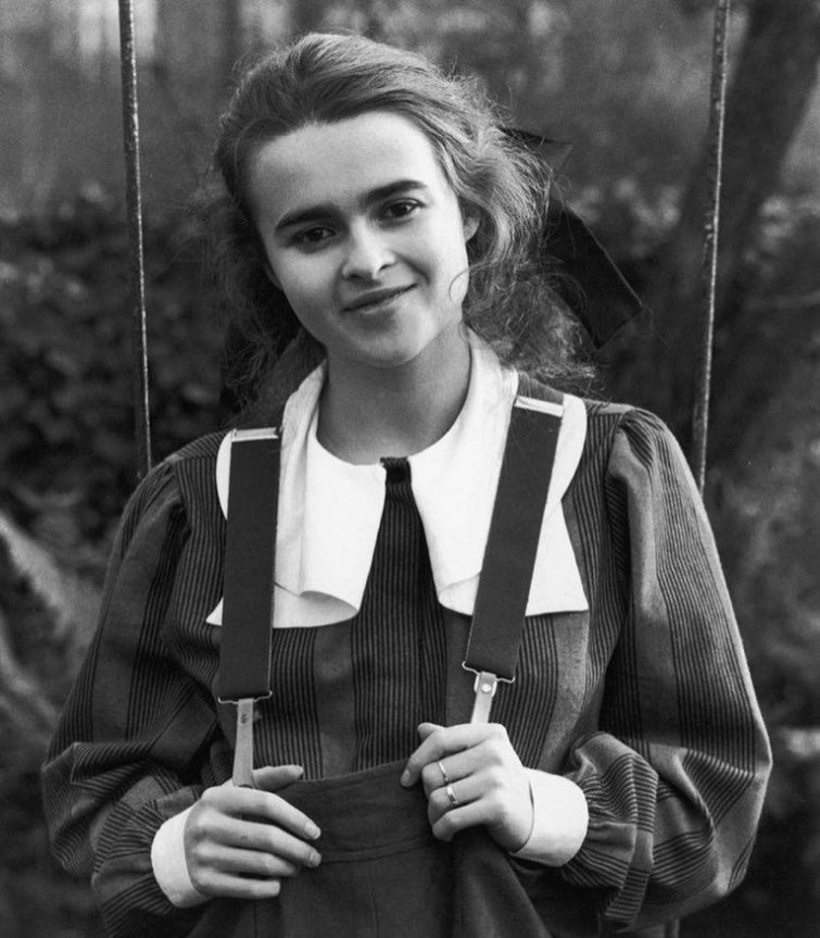 17-летняя Хелена Бонэм Картер в мешковатом комбинезоне сидит на качелях, 1984