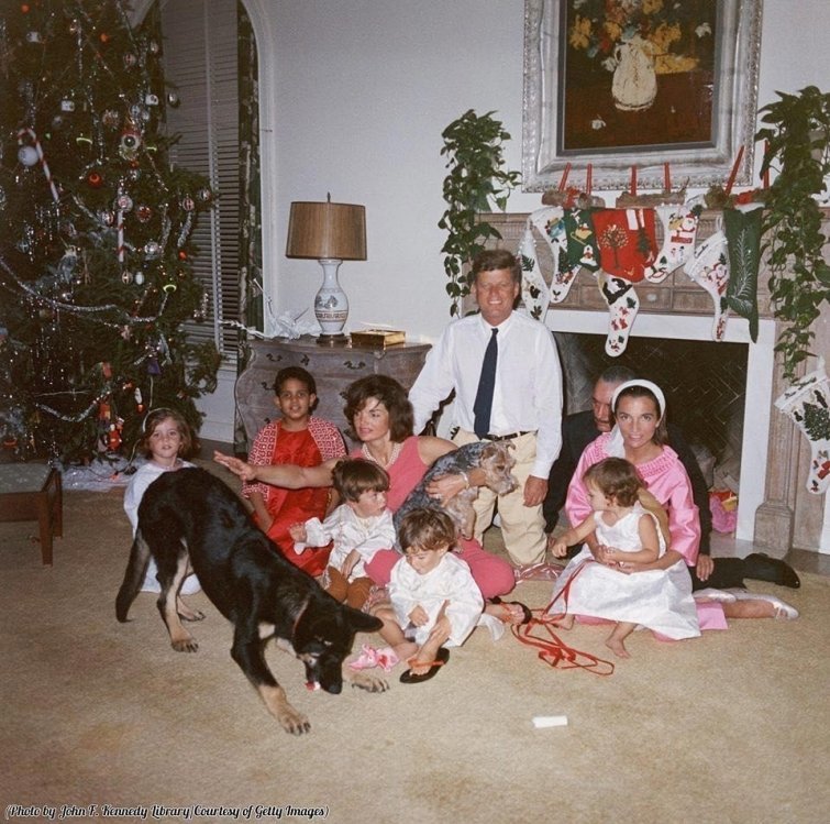 Семья Кеннеди празднует Рождество в Белом доме, 1962