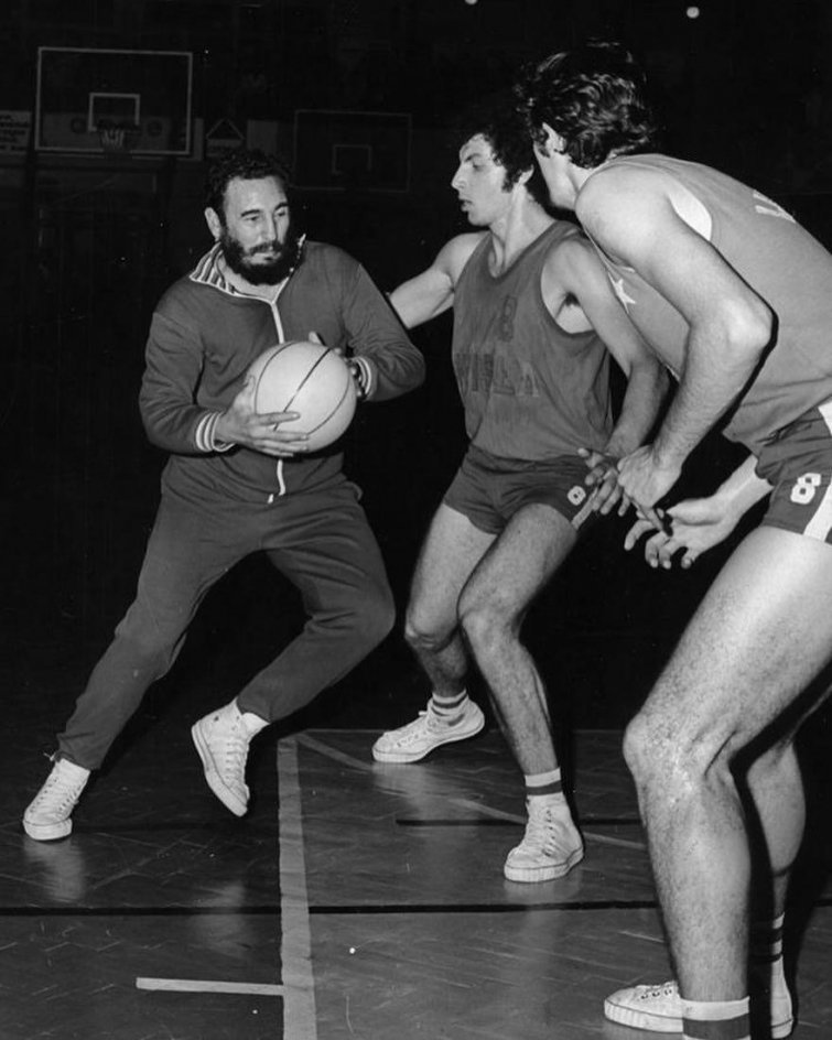 Фидель Кастро играет в баскетбол со студентами в Кракове во время официального визита в Польшу, 1972