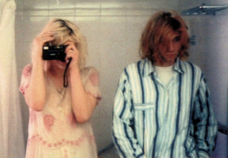 Кортни Лав и Курт Кобейн делают селфи в ванной, 1992