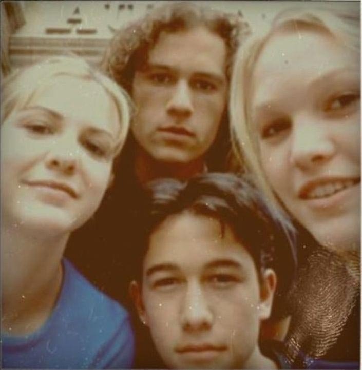 Хит Леджер, Джозеф Гордон-Левитт, Джулия Стайлз и Лариса Олейник делают снимок на Polaroid во время съемок фильма «10 причин моей ненависти»