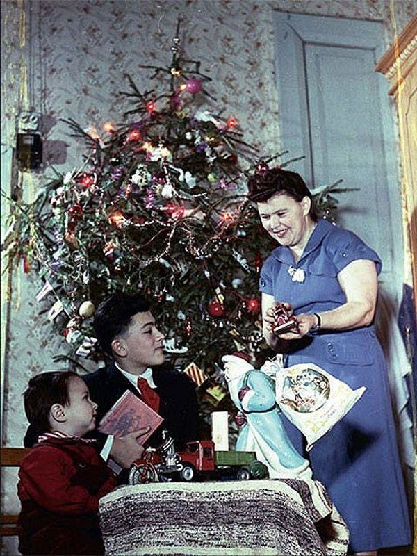 Знаменитый фотограф Эммануил Евзерихин запечатлел свою семью у елки, 1954 год.