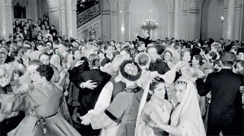 Учащиеся ПТУ пришли на кремлевский новогодний праздник в национальных костюмах. Даже лестница плотно забита, 1955 год.