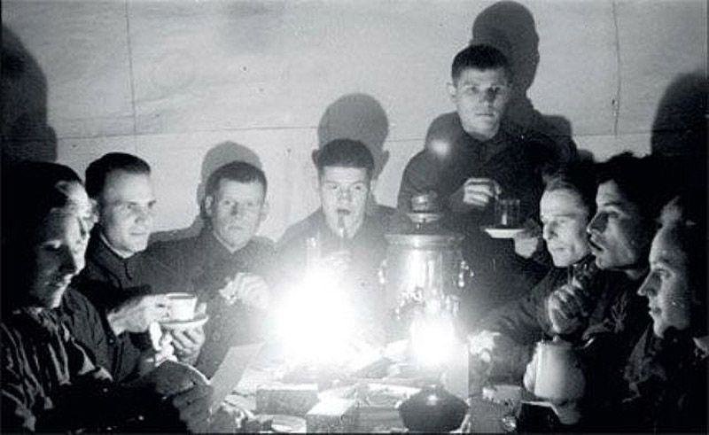 1942 год, группа разведчиков Западного фронта встречает Новый год. В самоваре, скорее всего, спирт.