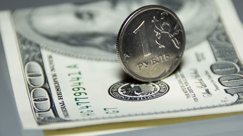 Курс рубля снизился по отношению к доллару и евро