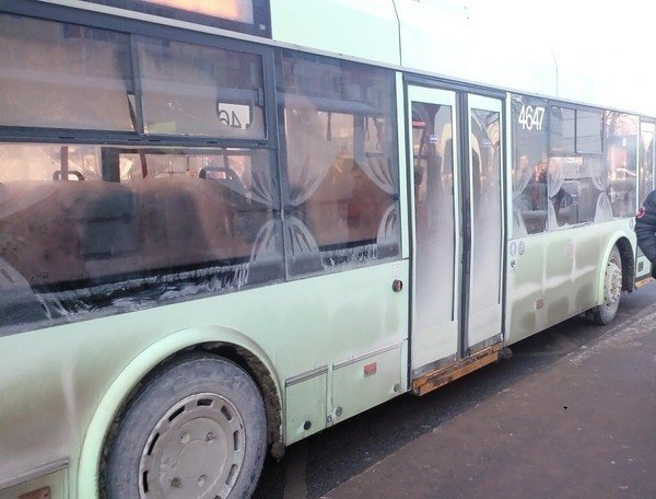 Когда негде повесить шторы, но очень хочется их иметь... даже в троллейбусе