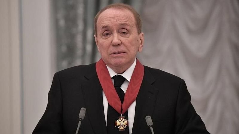 Ведущего КВН Александра Маслякова заподозрили в коррупции и уволили
