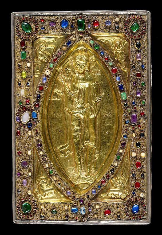 Ювелирное покрытие с серебряными позолоченными фигурами Христа и четырех евангелистов, континентальная работа, последняя треть одиннадцатого века. 1060