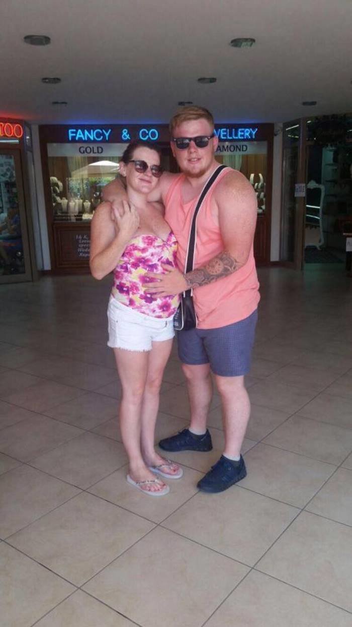 Адель и Уорд отправились в отпуск на популярный средиземноморский курорт Мармарис 26 июня, когда женщина была на 6-м месяце беременности