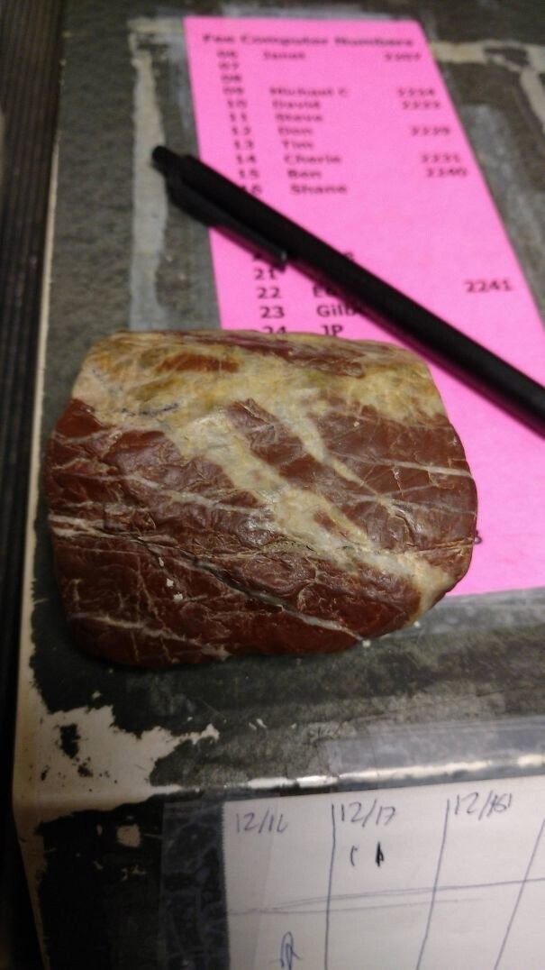 Камень-обманка, похожий на кусок мраморной говядины