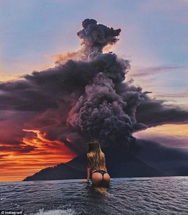 Пока жители Бали уезжают подальше от вулкана, туристы фотографируются на фоне выбросов пепла
