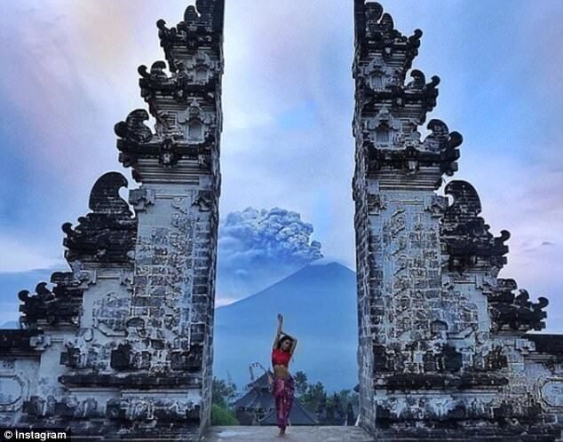 Пока жители Бали уезжают подальше от вулкана, туристы фотографируются на фоне выбросов пепла