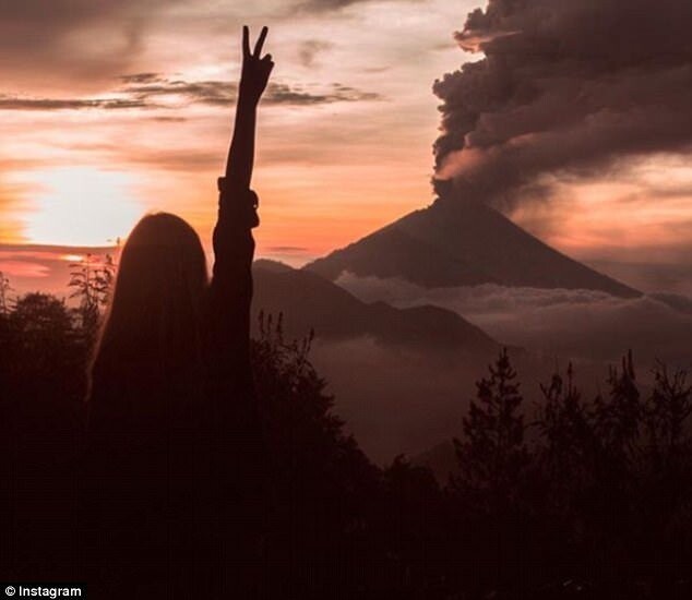 Пока жители Бали уезжают подальше от вулкана, туристы фотографируются на фоне выбросов пепла