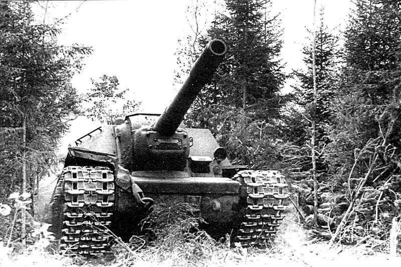 САУ СУ-152 из состава 1539-го тяжелого самоходно-артиллерийского полка 2-го Прибалтийскго фронта. Весна 1944 года.