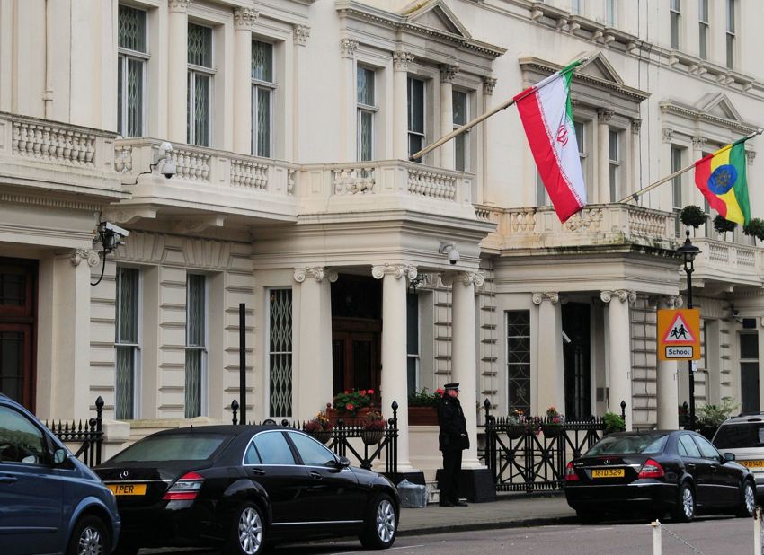 В 1980 году в Лондоне захватили иранское посольство. Террористы согласились отпустить двух заложников в обмен на заявление по BBC. Первым освобождённым была беременная девушка. А кто же был второй человек?