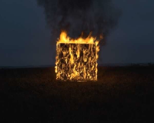 Ущербный фотограф поджигает деревни ради снимков