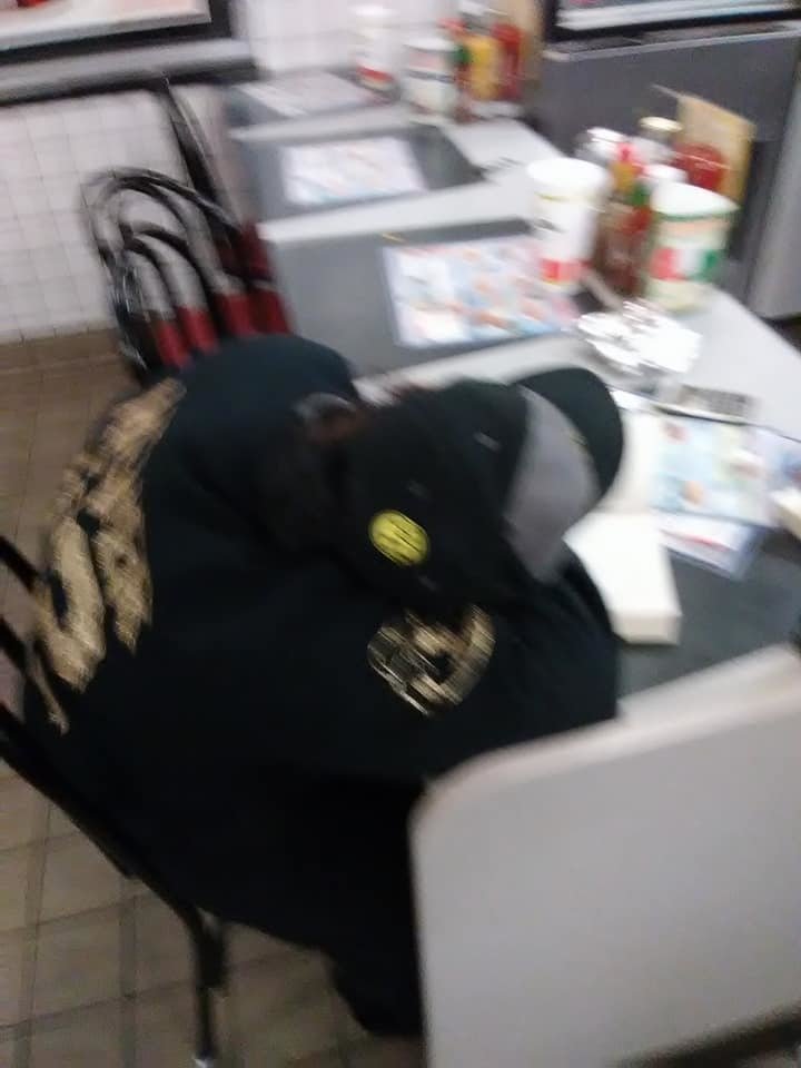Не спалось, и пошёл в закусочную Waffle House… Угадайте, что произошло… Все работники на смене уснули