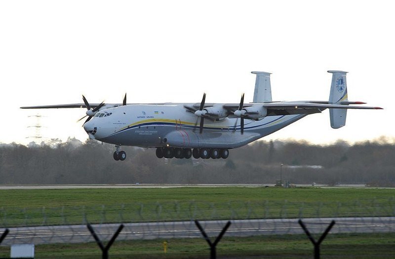 Ан-22 "Антей" собрал зевак в аэропорту Манчестера