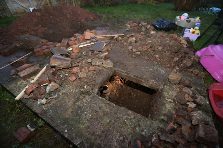 Англичанка нашла тайный бункер на заднем дворе