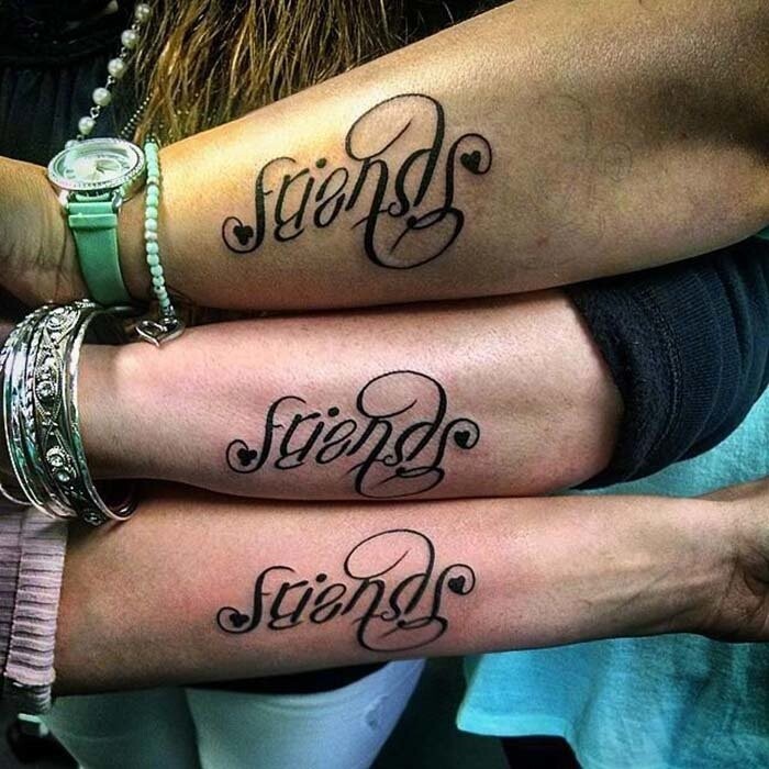 Три подружки решили увековечить свою дружбу с помощью красиво оформленной татуировки