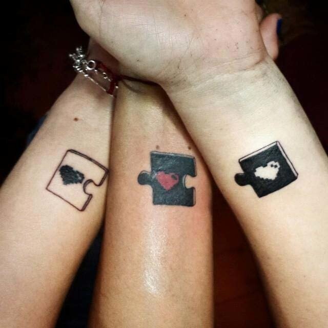 Вместе эти три татуировки с сердцами составляют завершенную головоломку