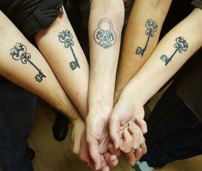 Остроумная групповая татуировка в виде ключей и и замка