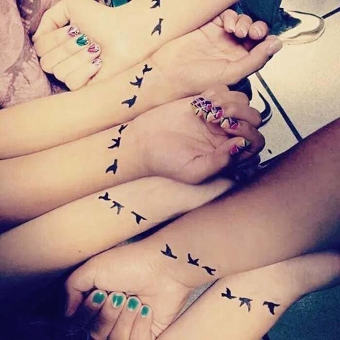 Когда эти девушки собираются вместе и прислоняют свои руки друг к другу, то из нарисованных на них птиц получается настоящая стая пернатых