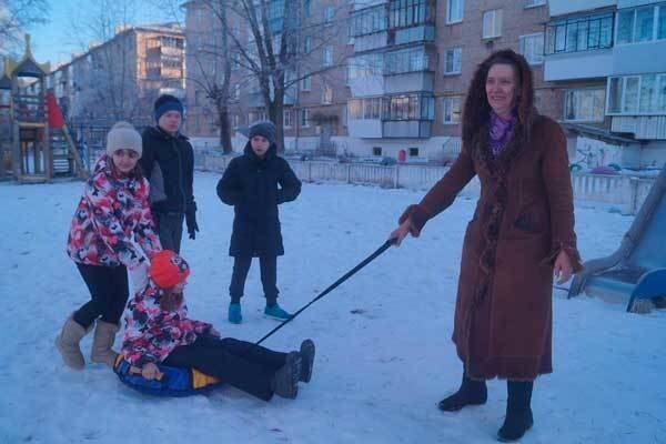 Мама шестерых приемных детей из Челябинской области просит у Деда Мороза квартиру побольше, чтобы вз