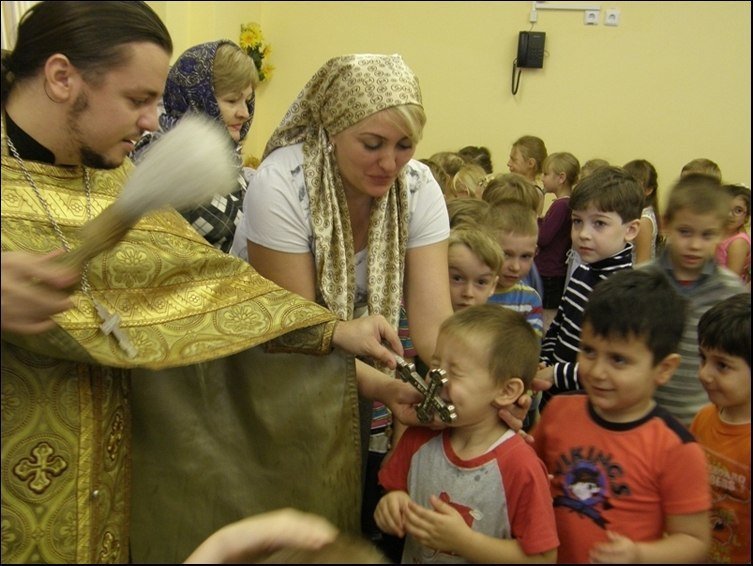 Почти 80% россиян высказались за лишение родительских прав тех, кто вовлекает своих детей в секты